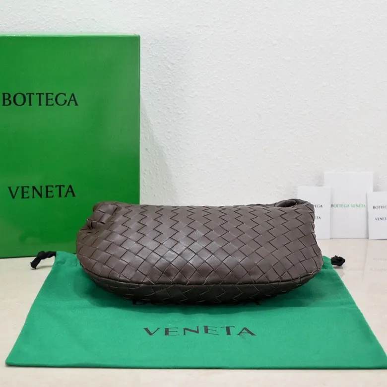 Batch 1460 BV Bottega Veneta 2022 Early Spring New Ladies Medium JODIE Handbag BV Bag 🔥The new method is to round the corners on the original basis and knot the round hobo bag with classic woven leather. The most iconic triangular pull-out design, using sheepskin draped soft shape, is super suitable for concave shapes~ Jodie feels really gentle to people, and is definitely the best item for daily matching. It has the same weave, new elements and twists, and is versatile. It is the new favorite of street style Internet celebrities! Size: 36*21*13 Model: 6697
